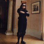 Bella Ramsey Instagram - Books are supposed to go on heads and Bella’s are supposed to go on postboxes and glasses are supposed to go on books on heads and then there’s a tortoise. Thank you Vanity Fair and friends. 🐢🙆🏻🎩📚🕶️