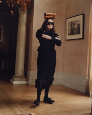 Bella Ramsey Instagram - Books are supposed to go on heads and Bella’s are supposed to go on postboxes and glasses are supposed to go on books on heads and then there’s a tortoise. Thank you Vanity Fair and friends. 🐢🙆🏻🎩📚🕶️