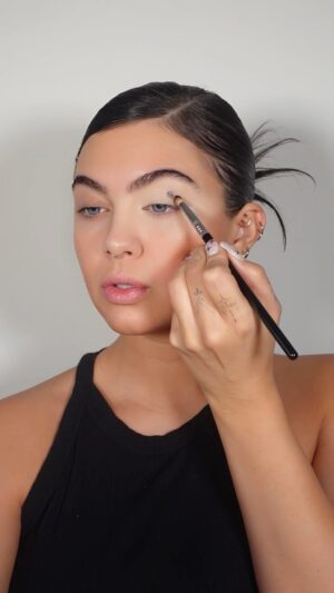 Belle Hassan Instagram - Black Smokey eye tutorial…. Trust the process 😂🖤 

#blacksmokeyeye #smokeyeye #smokeyeyeshadow #blackeyeshadow #tutorial #eyeshadowtutorial