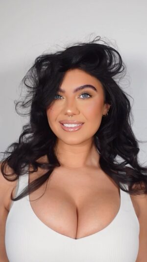Belle Hassan Instagram - I’VE TAKEN ALL MY EXTENSIONS OUTTTT 😱😱😱😱 

Not for long though don’t worry 😅 so if you guys remember my hair before it was so so broken and damaged from years of bleaching, no heat protector and hair tools on full heat settings 🥵 
Since then I’ve been trying out new products and seeing what one’s actually work best for me! (Let me know if you want me to link them on my stories!) but as you can see my hair has now grown so much and is shinier and healthier than ever!! 

This hairstyle was so easy to do and literally took me 5 minutes, I was running late to pick my mum up from the airport 😂 so had to get the Dyson out! I’m pretty happy with how it turned out! Let me know what you think!! 
Can’t wait for new extensions though let me not lie 😂😂 

#hair #hairtutorial #dyson #dysonairwrap #dysonhair #5minutehair