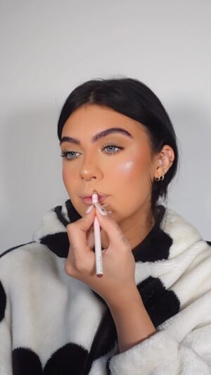 Belle Hassan Instagram - First tutorial of the yearrrr, most of you guys asked for natural glam and a beginner friendly look so here we areeeee, let me know if you need any product names below 🤍 and happy new yearrrrr 🤍