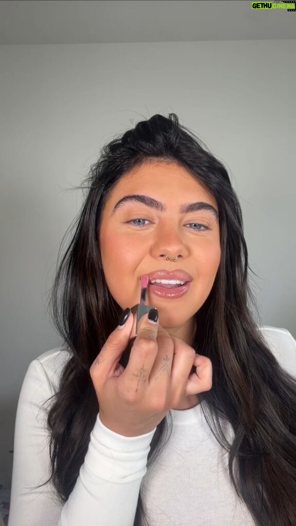 Belle Hassan Instagram - The quickest GRWM for when you literally have about 3 minutes and everyone’s driving you mad 😂 #grwm #3minutemakeup #makeuptutorial #everydaymakeup #glowymakeup