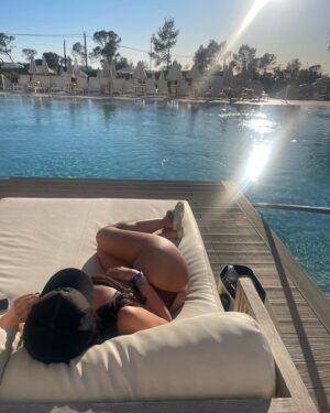 Belle Hassan Instagram - On island time ☀️ 

Last pic is my current mood 😂 btw this is what a real body looks like don’t let insta fool you with unrealistic body types 🤍