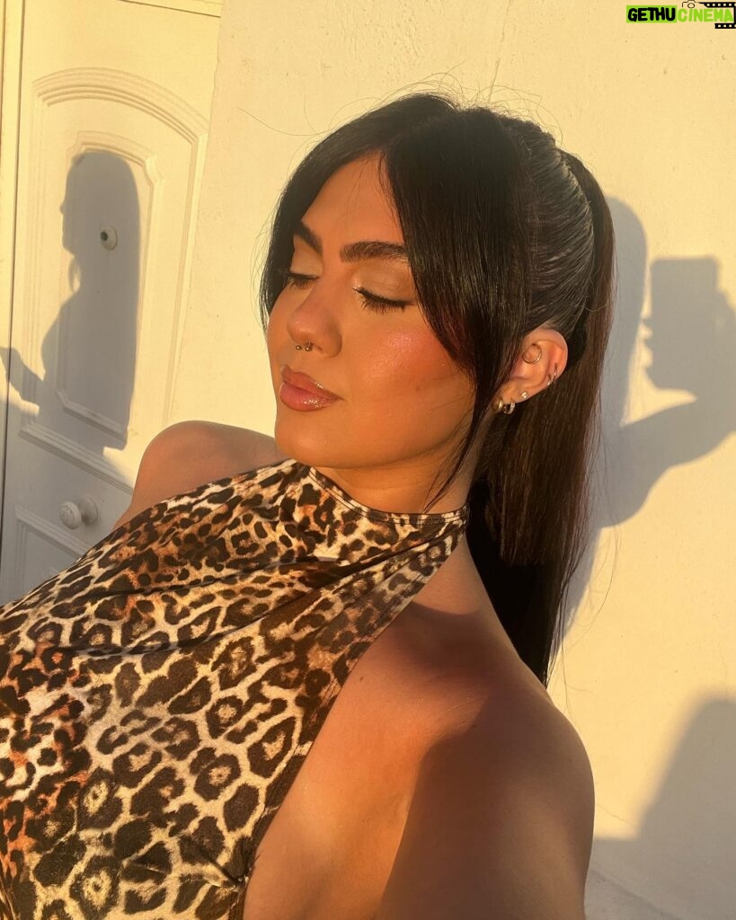 Belle Hassan Instagram - Unedited holiday pics are my fave ☀️🤍 Swipe for outfit 🐆