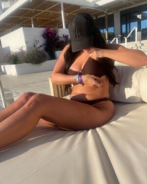 Belle Hassan Instagram - On island time ☀️ 

Last pic is my current mood 😂 btw this is what a real body looks like don’t let insta fool you with unrealistic body types 🤍