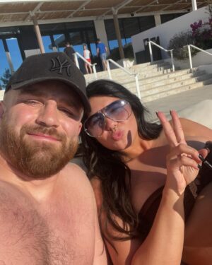Belle Hassan Instagram - On island time ☀️ 

Last pic is my current mood 😂 btw this is what a real body looks like don’t let insta fool you with unrealistic body types 🤍
