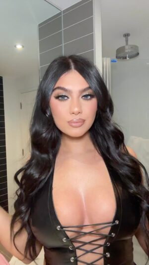 Belle Hassan Instagram - I miss my dark hairrrrr! 😭 Should I bring the dark back or keep going blonde…. Let me know what you think!