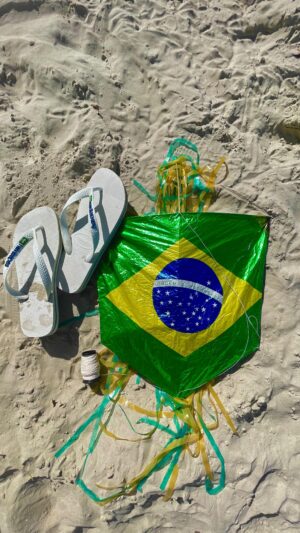 Belle Longwell Instagram - a pipa no ritmo da música ☀️🇧🇷🌴