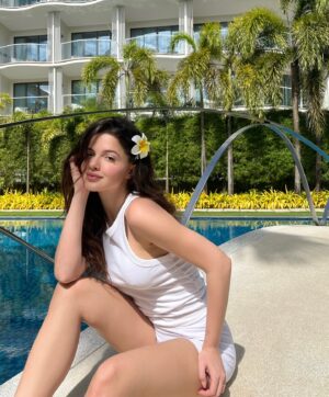 Belle Longwell Instagram - hello 2024 🐚