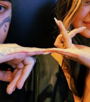 Belle Longwell Instagram - Akai Ito’ é uma lenda que diz que os deuses amarram um fio vermelho no dedo mindinho daqueles que estão predestinados a serem almas gêmeas. O laço pode embaraçar, emaranhar, mas ele nunca quebra. O laço não é visível a olho nu, mas está lá desde o momento do nascimento. Sequer a morte o rompe, apenas o alarga para se encontrarem em outra vida ❤️