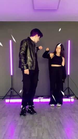 Beren Gökyıldız Instagram - Bir dansçı ve bir oyuncu aynı ortama geldiğinde ortaya Maniac bir video çıkıyormuş arkadaşlar 😋✌🏻

Yeterince Maniac olduğunu düşünenler mor kalp bırakabilir mi? 💜🥰

Şarkı: Stray Kids - Maniac
-
-
#MANIACchallenge #maniac #straykids #skz #explore #bangchan #leeknow #changbin #hyunjin