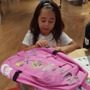 Beren Gökyıldız Instagram - Okulların açılmasına son 2 gün🤗 Ben de bugün okul çantamı ve su mataramı kendim tasarladım🎒🌈 🙋‍♀ Ben çok eğlendim💫🙆‍♀ hadi sen de kendine özel çanta tasarlamak istiyorsan Nike İstinye Park mağazasına gel🏃‍♀🤩
#Youreit #Sırasende #Justdoit #Nike