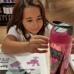 Beren Gökyıldız Instagram - Okulların açılmasına son 2 gün🤗 Ben de bugün okul çantamı ve su mataramı kendim tasarladım🎒🌈 🙋‍♀ Ben çok eğlendim💫🙆‍♀ hadi sen de kendine özel çanta tasarlamak istiyorsan Nike İstinye Park mağazasına gel🏃‍♀🤩
#Youreit #Sırasende #Justdoit #Nike
