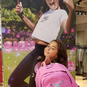 Beren Gökyıldız Instagram - Okulların açılmasına son 2 gün🤗 Ben de bugün okul çantamı ve su mataramı kendim tasarladım🎒🌈 🙋‍♀ Ben çok eğlendim💫🙆‍♀ hadi sen de kendine özel çanta tasarlamak istiyorsan Nike İstinye Park mağazasına gel🏃‍♀🤩
#Youreit #Sırasende #Justdoit #Nike