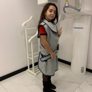 Beren Gökyıldız Instagram - Bugün birbirinden tatlı,enerjik tam 4 diş doktorum ile yeni yıla sağlıkla gülümsedik..☺️Dişlerimiz temizlendi çürük riski olan tüm dişlerime fissür🤔🥰uygulaması yapıldı.Ortodonti doktorum yeni bir tedaviye başladı sadece 6 ay sonra dişlerim daha düzgün görünecek💪 Güleryüzünüz ve ilginize sonsuz teşekkürler @denthillclinic 🙏💕 @sevda.sonmezer