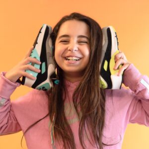 Beren Gökyıldız Instagram - Renklerine bayıldığım Air Max 90 ayakkabıların bu yıl 30. yıldönümü kutlanıyor. Linkteki (http://bit.ly/airmax90quiz)  minik quiz’i ebeveyninle birlikte cevaplayarak sen de bu ayakkabılardan bir tane kazanabilirsin😍Şansını artırmak için soruları cevaplarken yaratıcılığını konuştur😉🌈🚀 #airmax #nike