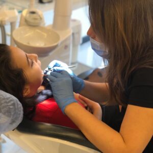 Beren Gökyıldız Instagram - Bugün birbirinden tatlı,enerjik tam 4 diş doktorum ile yeni yıla sağlıkla gülümsedik..☺️Dişlerimiz temizlendi çürük riski olan tüm dişlerime fissür🤔🥰uygulaması yapıldı.Ortodonti doktorum yeni bir tedaviye başladı sadece 6 ay sonra dişlerim daha düzgün görünecek💪 Güleryüzünüz ve ilginize sonsuz teşekkürler @denthillclinic 🙏💕 @sevda.sonmezer