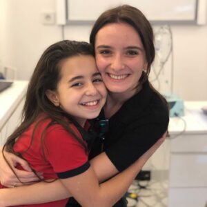 Beren Gökyıldız Instagram - Bugün birbirinden tatlı,enerjik tam 4 diş doktorum ile yeni yıla sağlıkla gülümsedik..☺️Dişlerimiz temizlendi çürük riski olan tüm dişlerime fissür🤔🥰uygulaması yapıldı.Ortodonti doktorum yeni bir tedaviye başladı sadece 6 ay sonra dişlerim daha düzgün görünecek💪 Güleryüzünüz ve ilginize sonsuz teşekkürler @denthillclinic 🙏💕 @sevda.sonmezer