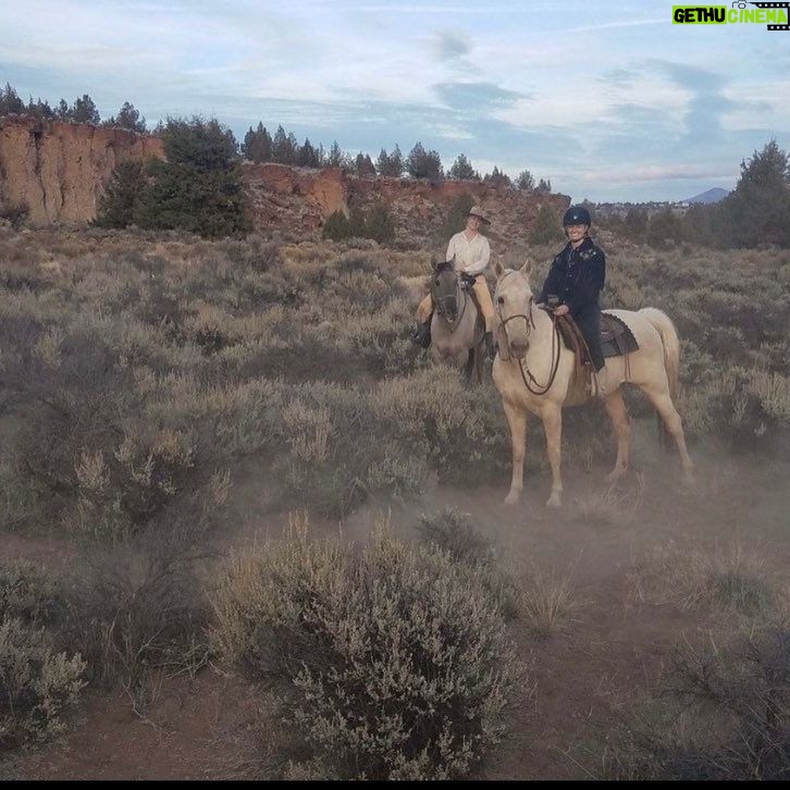 Beth Behrs Instagram - I can still smell the sagebrush on my hat @havstadhatco . Maybe it's the first year of mamahood coming to an end, but I'm itching for another cowgirl adventure... 🐴🤠