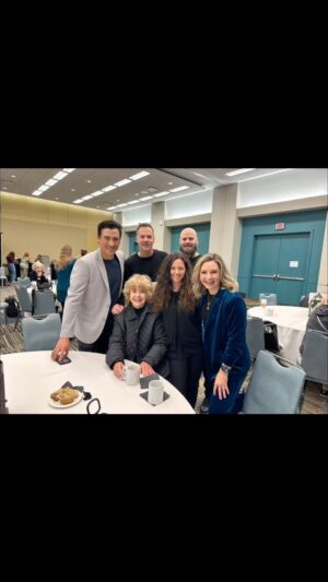 Beverley Mitchell Instagram - #tbt an amazing weekend @ #90scon with @thats4ent Loved seeing my #7thHeaven family @realbarrywatson @mackrosman and all our 90s family and my ❤️ #hollywooddarlings @jodiesweetin @yolakin @dcoulier @james_marsden @andrewkeegn #90s #tvfamily #family what was your favorite 90s show?
