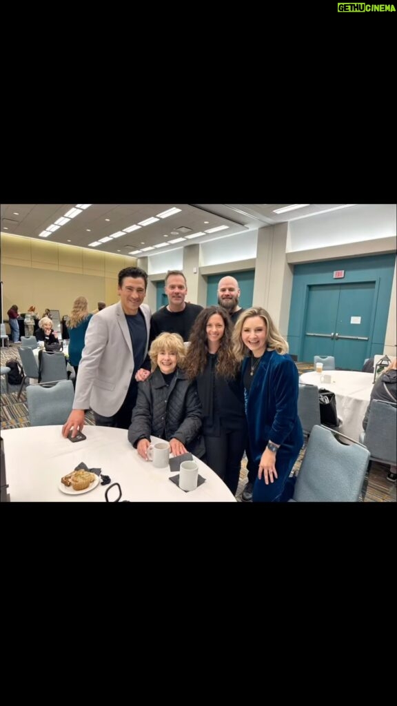 Beverley Mitchell Instagram - #tbt an amazing weekend @ #90scon with @thats4ent Loved seeing my #7thHeaven family @realbarrywatson @mackrosman and all our 90s family and my ❤️ #hollywooddarlings @jodiesweetin @yolakin @dcoulier @james_marsden @andrewkeegn #90s #tvfamily #family what was your favorite 90s show?