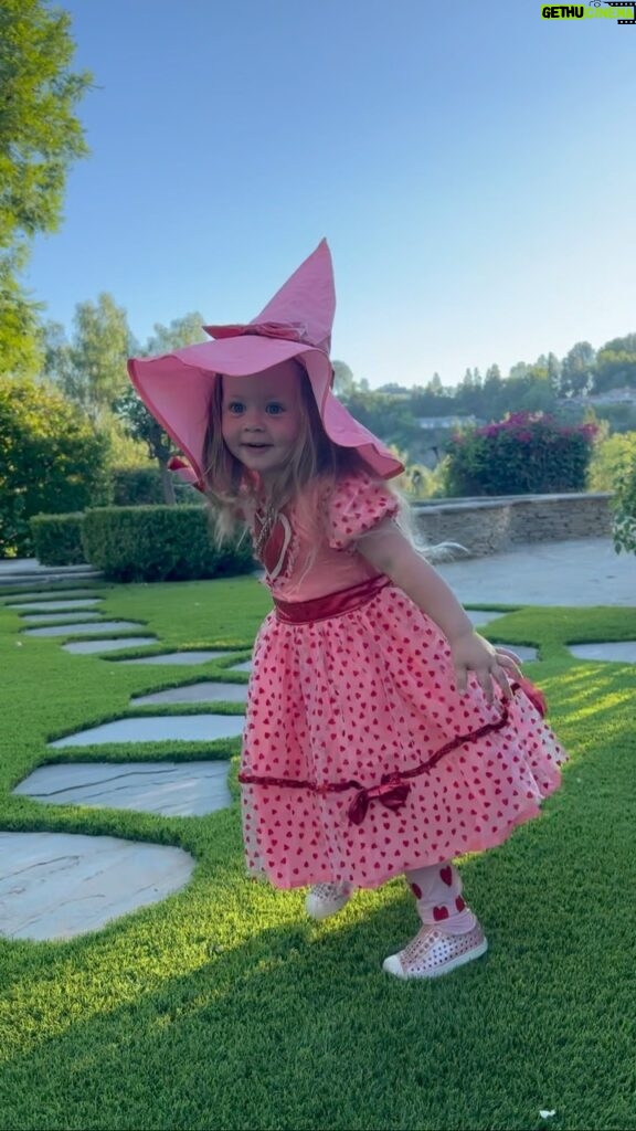 Beverley Mitchell Instagram - So cute you’ll cast a spell over the whole neighbourhood! 💕🧙‍♀️ We love @beverleymitchell in our Love Potion Witch costume 💕 #chasingfireflies #halloween #halloweencostume #halloweenideas #witch #witchcostume #cutecostumes