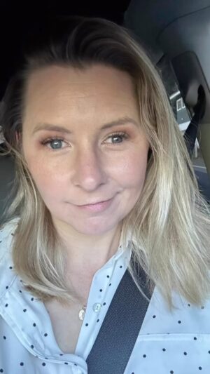 Beverley Mitchell Instagram - Sometimes you just need a change! There is something so freeing to me when I cut my hair and I couldn’t be more thrilled with my new cut! What do you think? I think I am a #shorthaircut girl It makes me feel sassy!! 💇‍♀️✂️❤️ thank you @alekseybishop for always being amazing and giving me just what I want! You are a genius!
