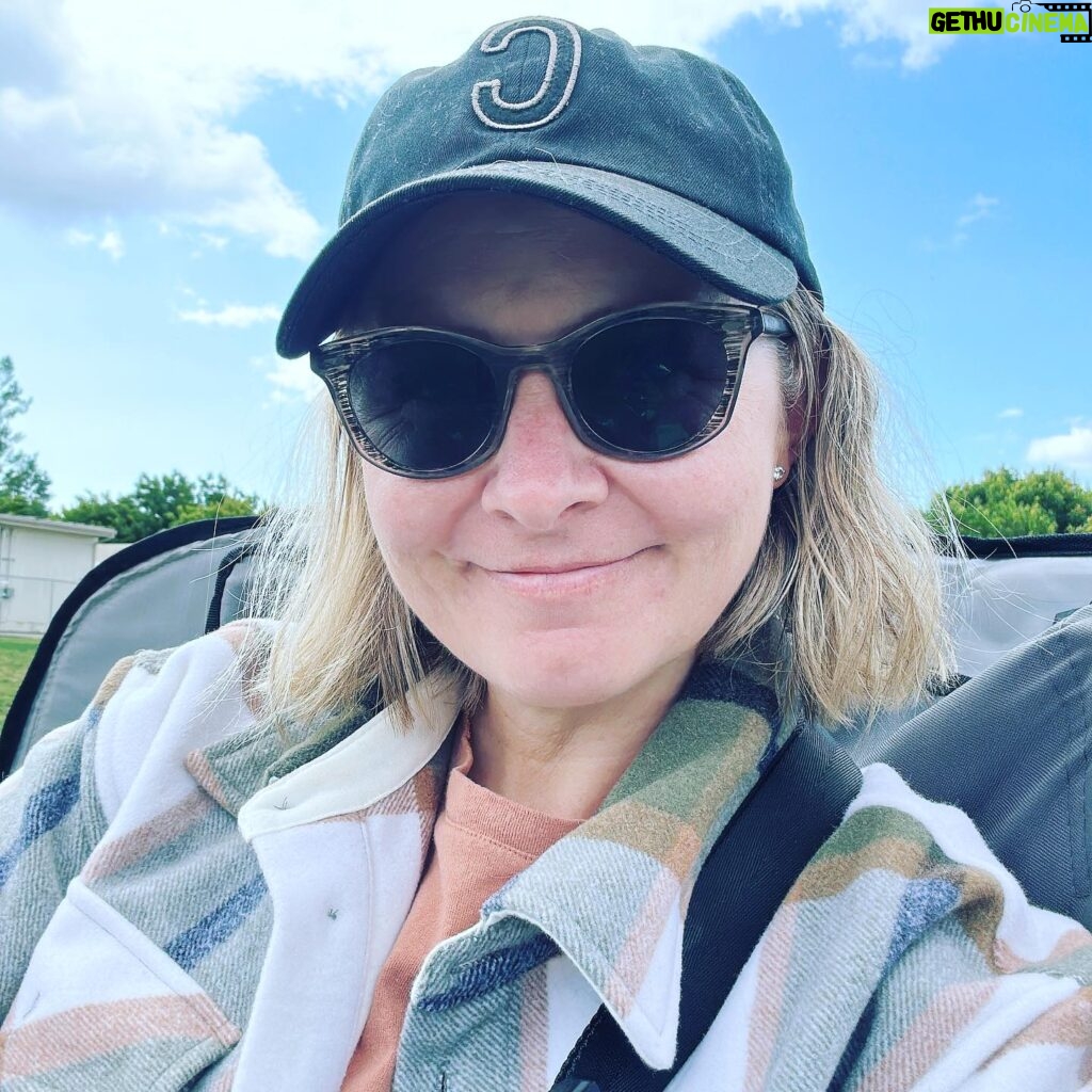 Beverley Mitchell Instagram - My fall uniform @cuts hat check✅ @nuudes.oficial tee ✅ @woolxwool shacket ✅ and not pictured my most comfortable jeans from @splendidla ✅ oh and of course my @alastinskincare sunscreen ✅ #fall #soccer #soccermom