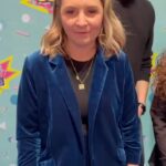 Beverley Mitchell Instagram - Trying out some 90s trends at #90scon So fun reconnecting with my fam and seeing old friends! @thats4ent well done on amazing event and to the fans! Thank you!!!!!🙏
