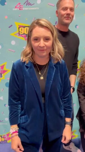 Beverley Mitchell Instagram - Trying out some 90s trends at #90scon So fun reconnecting with my fam and seeing old friends! @thats4ent well done on amazing event and to the fans! Thank you!!!!!🙏