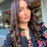 Beverly Bello Instagram - Bonnes fêtes de fin d’année mes amours 🤍🎄🎁