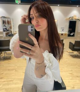 Beverly Bello Instagram - Nouvelle couleur de cheveux pour un nouveau départ ❤️‍🩹 Merci ma @amyseng.studio pour ce changement ❤️ Combinaison : @prettylittlething