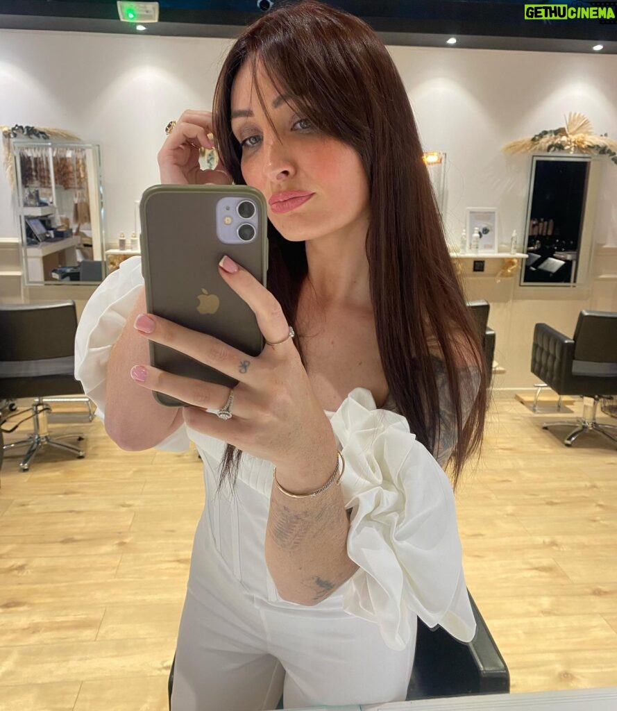 Beverly Bello Instagram - Nouvelle couleur de cheveux pour un nouveau départ ❤️‍🩹 Merci ma @amyseng.studio pour ce changement ❤️ Combinaison : @prettylittlething