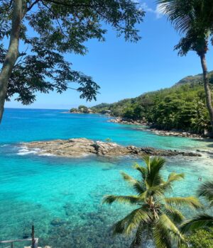 Beverly Bello Instagram - Il y a 1 an nous étions sur cette magnifique île 🏝 un voyage qui sera gravé en nous les Seychelles 🇸🇨