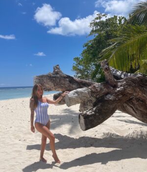 Beverly Bello Instagram - Il y a 1 an nous étions sur cette magnifique île 🏝 un voyage qui sera gravé en nous les Seychelles 🇸🇨