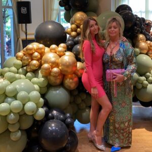 Beverly Bello Instagram - Fière de nos scénographies de groupe à Disney 🌈
J’aime tellement ce monde féerique de ballons 🎈je me régale je me suis découverte une passion pour la décoration de vos événements avec des différents  thèmes @beverlyb_events 🌺 un grand merci pour votre confiance . Un grand merci à mes formatrices @mybbshowershop & aux filles du réseau 🎈 

Pour les devis par mail : 
Beverlybevents34@gmail.com 
@beverlyb_events