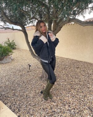 Beverly Bello Instagram - 🚨 BIG CONCOURS INSTAGRAM 🚨
Www.grossiste-en-ligne.com
La seule boutique en ligne de vêtements pour femme à vendre à prix grossiste aux particuliers ❤️

Des gains  d’une valeur de plus de 1500€ à gagner🍀🤑 ! 
Pour participer c’est très simple:
-Être abonnée à @grossiste_enligne et mon compte @beverly_b_officiel
-Liker cette publication et inviter 2 amis en commentaires à participer!
- Créer un compte particulier ou professionel sur www.grossiste-en-ligne.com
-Doublez vos chances en partageant le post et taguant @grossiste_enligne 🍀✨

🌟Un gagnant sera tiré au sort chaque mercredi pendant 11 semaines sur leur instagram @grossiste_enligne du 01 décembre 2021 au 09 Février 2022
et remportera 100€ de bons d’achats chez www.grossiste-en-ligne.com🌟

Et comme grand final le 09 Février 2022 parmi tous les participants, un grand gagnant remportera une carte cadeau SEPHORA d’une valeur de 100€, 100€ de bons d’achats Modress.com et 200€ de bons d’achats grossiste-en-ligne.com💥🛍🤩

 Retrouvez toutes mes tenues sur leurs sites et profitez de -10% sur tout le site avec mon code: Beverly10
 www.grossiste-en-ligne.com