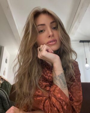 Beverly Bello Instagram - Bonsoir vous ❤️