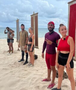 Beverly Bello Instagram - La semaine de tous les Dangers ♥️🪱 Je suis si fière de nous , de mon binôme , de notre force mentale 🙌 Merci @vivian_officiel pour ta force , ta détermination , ta rage sur les épreuves , grâce à toi je suis aller loin dans cette aventure ♥️ sans toi cette aventure aurai été totalement différente 😅 Je me suis clairement découverte dans cette aventure j’ai finalement une petite âme de compétitrice 🤭🤔Je vous remercie pour vos nombreux messages ♥️ #lesapprentisaventuriers #thailand🇹🇭 #aventure #w9 #tournage