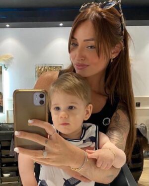 Beverly Bello Instagram - À toi dont j’ai l’honneur d’être ta marraine , je serai toujours là pour toi mon petit Louis d’amour que j’aime ♥️ 

L’un de mes plus beaux rôles Merci @marionpaulabarone @drn_r7 ♥️