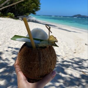 Beverly Bello Instagram - Bien arrivés dans ce coin de paradis aux Seychelles 🇸🇨. @hiltonseychelleslabriz 🏨