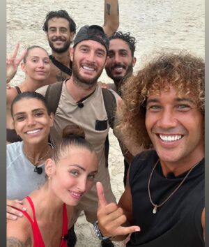Beverly Bello Instagram - La semaine de tous les Dangers ♥️🪱 

Je suis si fière de nous , de mon binôme , de notre force mentale 🙌 
Merci @vivian_officiel pour ta force , ta détermination , ta rage sur les épreuves , grâce à toi je suis aller loin dans cette aventure ♥️ sans toi cette aventure aurai été totalement différente 😅  Je me suis clairement découverte  dans cette aventure j’ai finalement une petite âme  de compétitrice 🤭🤔Je vous remercie pour vos nombreux messages ♥️

#lesapprentisaventuriers #thailand🇹🇭 #aventure #w9 #tournage