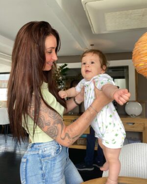 Beverly Bello Instagram - À toi dont j’ai l’honneur d’être ta marraine , je serai toujours là pour toi mon petit Louis d’amour que j’aime ♥️ 

L’un de mes plus beaux rôles Merci @marionpaulabarone @drn_r7 ♥️