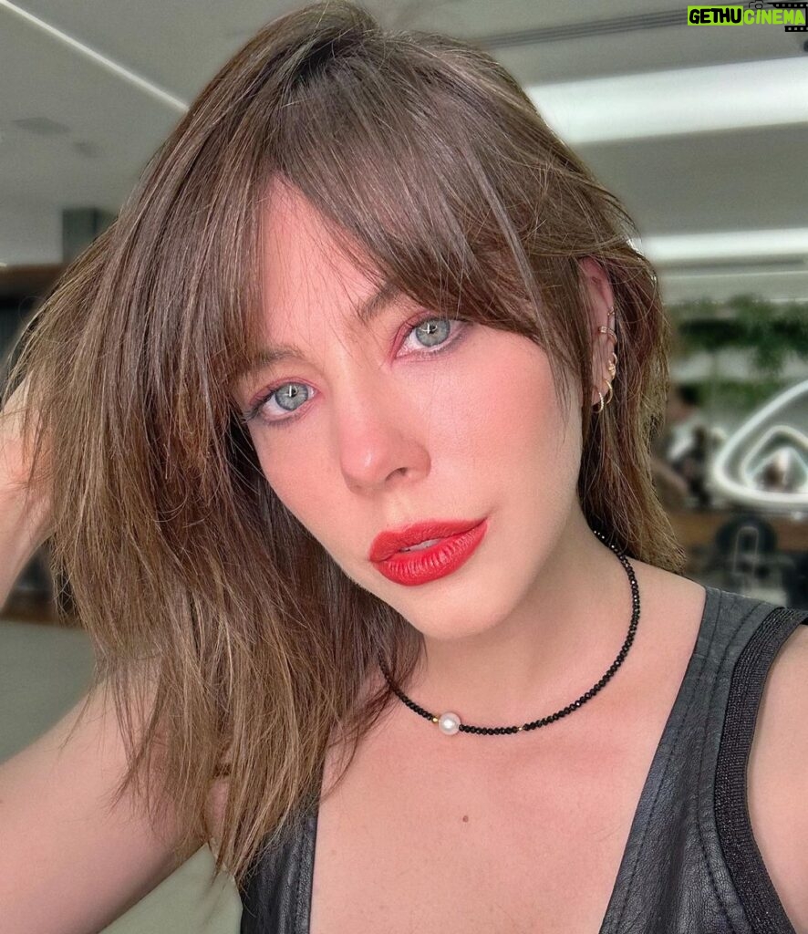 Bia Arantes Instagram - Finalmente a era da franja voltou! E dessa vez com umas loucurinhas a mais! Obrigada @cristhofergloe por mais esse novo corte ao longo desses anos todos de ruivos, castanhos loiros e agora natural! ❤️ Âme Concept