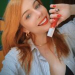Bia Arantes Instagram - o sorriso bem cuidado agora tbm conta com lábios hidratados com vários gloss lindos ✨ Tudo pelos cuidados de sempre com o @drthaleswilson na @enovaodonto Sorria