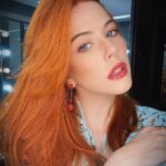 Bia Arantes Instagram - hoje a produção foi todinha dele! Meu amigo @vitorioov ♥️🎈 Cabelo pra Teodora seguir muito ruiva e essa make incrível! Obrigada amigo! @cristhofergloe não pôde estar conosco hoje, mas logo estaremos todos juntos de novo!