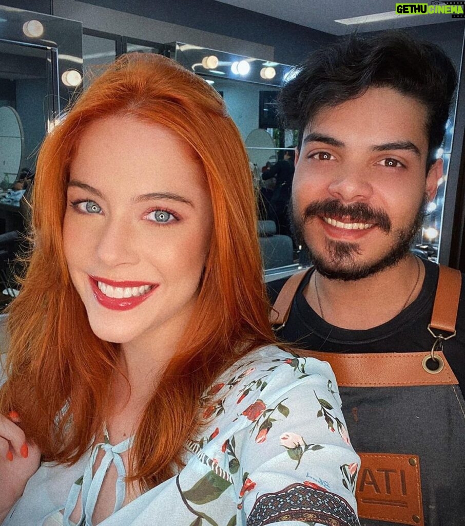 Bia Arantes Instagram - hoje a produção foi todinha dele! Meu amigo @vitorioov ♥️🎈 Cabelo pra Teodora seguir muito ruiva e essa make incrível! Obrigada amigo! @cristhofergloe não pôde estar conosco hoje, mas logo estaremos todos juntos de novo!