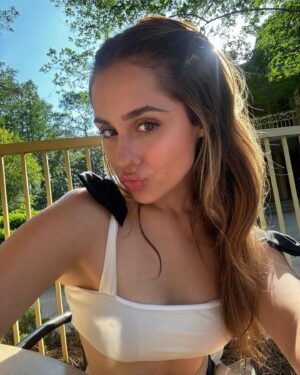 Bia Torres Instagram - contra a minha índole eu deixo 🌤️