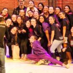 Bia Torres Instagram - Dump de tres dias lindos de competição em Campos. Que momento! 💜 A dança me reconstrói todas as vezes que meu mundo desaba. Quem dança sabe que, com o tempo, dançar vira refúgio, abrigo, remédio. Sou grata por poder aprender e ensinar. Grata por cultivar sonhos e fazer parte dessa história. Sinto orgulho da nossa mensagem e do nosso propósito. Orgulho do império digno que estamos construindo e de cada um dos pequenos castelos que levantamos no coração dos nossos alunos. Ver o resultado do nosso suor me faz ter certeza que estamos no caminho certo e que, de pouco em pouco, somos capazes de transformar. A gente dança pra ser feliz e, é sério, o que não falta aqui é felicidade. No caos, na vitória, na derrota, no perrengue, na sala, no palco... nós somos muito, muito felizes. E é exatamente por isso, pelo amor que sentimos pelo que fazemos, que por onde nós passaremos, sempre, as pessoas saberão quem nós somos.