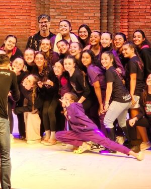 Bia Torres Instagram - Dump de tres dias lindos de competição em Campos. Que momento! 💜

A dança me reconstrói todas as vezes que meu mundo desaba. Quem dança sabe que, com o tempo, dançar vira refúgio, abrigo, remédio. 

Sou grata por poder aprender e ensinar. Grata por cultivar sonhos e fazer parte dessa história. Sinto orgulho da nossa mensagem e do nosso propósito. Orgulho do império digno que estamos construindo e de cada um dos pequenos castelos que levantamos no coração dos nossos alunos. Ver o resultado do nosso suor me faz ter certeza que estamos no caminho certo e que, de pouco em pouco, somos capazes de transformar.

A gente dança pra ser feliz e, é sério, o que não falta aqui é felicidade. No caos, na vitória, na derrota, no perrengue, na sala, no palco... nós somos muito, muito felizes. E é exatamente por isso, pelo amor que sentimos pelo que fazemos, que por onde nós passaremos, sempre, as pessoas saberão quem nós somos.